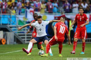Djourou ici à la lutte avec Giroud