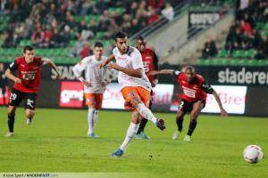 Younès Belhanda sous le maillot de Montpellier en train de tirer un penalty.