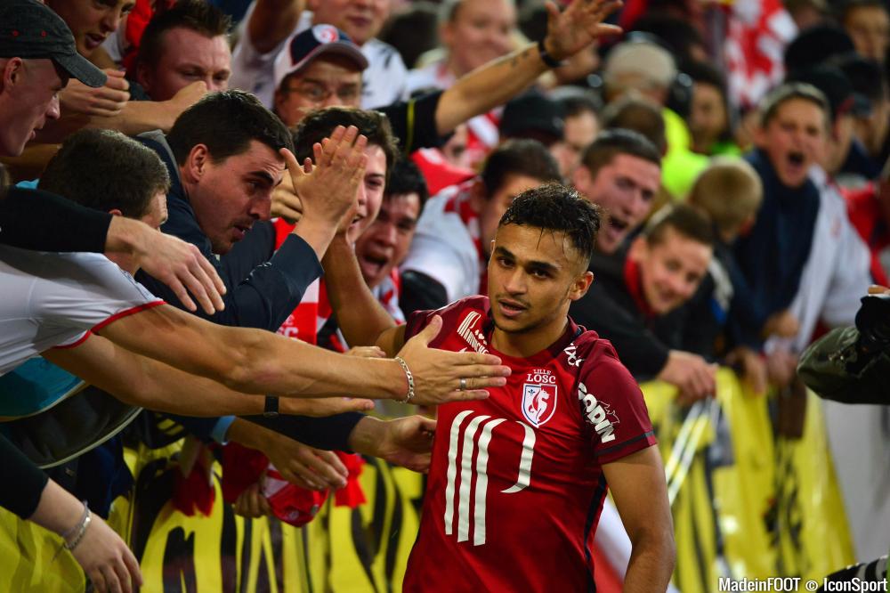 Boufal célèbre l'ouverture du score avec le public du stade Pierre-Mauroy