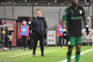 Der Zakarian sur le bord du terrain