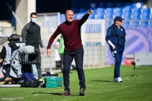 Der Zakarian au bord du terrain