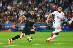 Matheus Thuler au sprint avec Kylian Mbappé, moment où il s'est blessé