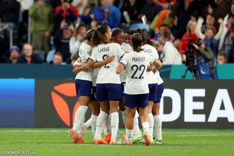 CDM 2023 (F) - Maëlle Lakrar sur le banc, l'équipe de France surclasse le Maroc, les Bleues filent en quarts !