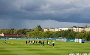 Les joueurs du PSG ont respecté une minute de silence avant le début de l'entraînement ce mardi
